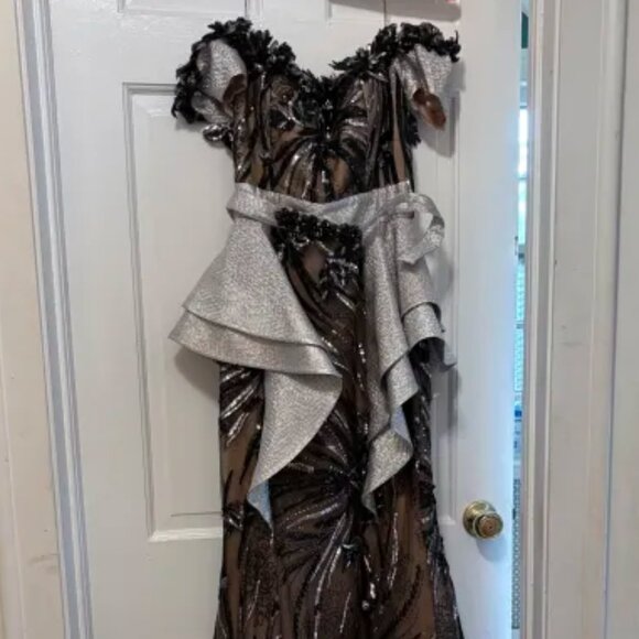 ✨ Designer Princess Off-Shoulder Evening Gown ✨ - Picture 1 of 7